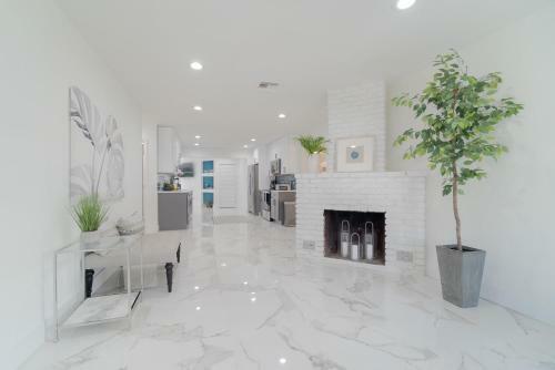 Newly Renovated 5 Bed/3 Bath Modern Home