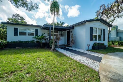 Newly Renovated 5 Bed/3 Bath Modern Home