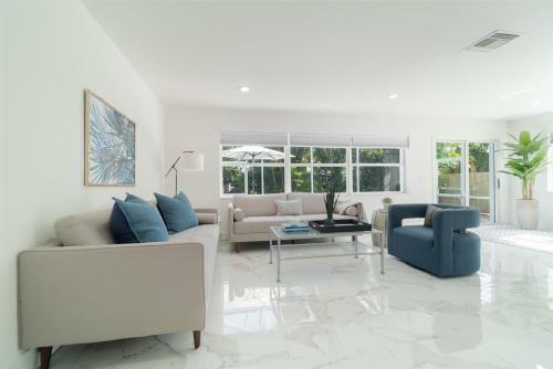 Newly Renovated 5 Bed/3 Bath Modern Home