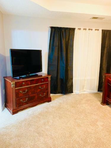 Spacious 4- Bedroom Home Close To Everything!!