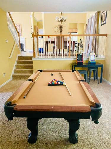 Spacious 4- Bedroom Home Close To Everything!!