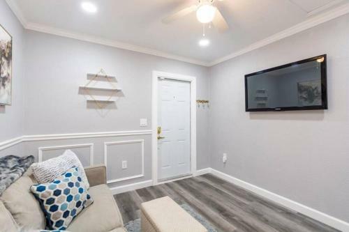 Contemporary Elegant Cozy Apartment With Parking Jacuzzi & Grill
