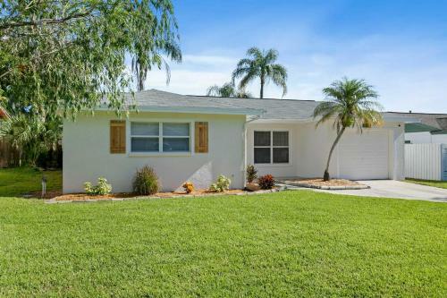 Stylish Tampa Oasis With Fire Pit And Heated Pool!