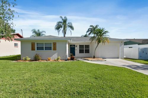 Stylish Tampa Oasis With Fire Pit And Heated Pool!