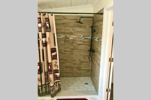 Spacious Cabin In The City*private Swimming Pool