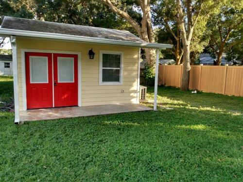 Tampa Lakehouse With Tinyhouse