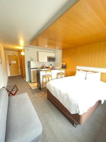 Hotel West Wing