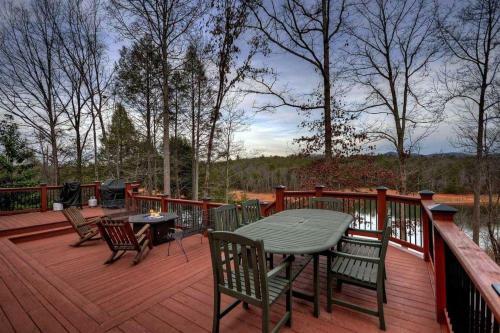 Lakefront Getaway By Escape To Blue Ridge