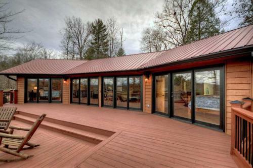Lakefront Getaway By Escape To Blue Ridge