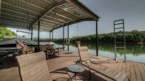 Lakefront Getaway By Escape To Blue Ridge