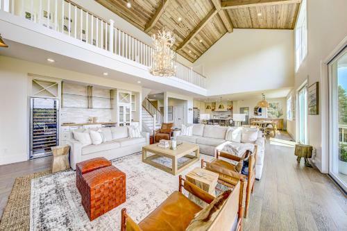 Lodge Modern Mountain Lakeside Retreat