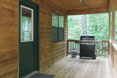 Mountain Top Retreat- Secluded, Firepit, Deck