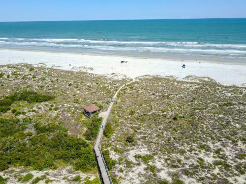 Hibiscus E203 Free Activities, Oceanfront, Wifi, 3 Pools