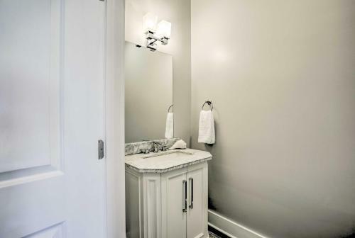 Modern And Bright Bungalow - 2 Blocks To Beach!