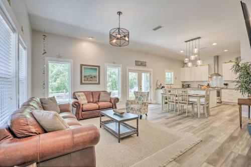 Modern And Bright Bungalow - 2 Blocks To Beach!