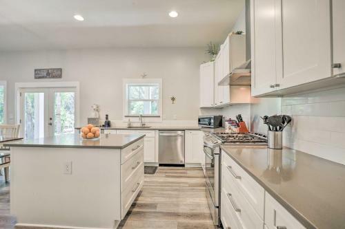 Modern And Bright Bungalow - 2 Blocks To Beach!