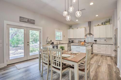 Modern And Bright Bungalow - 2 Blocks To Beach!