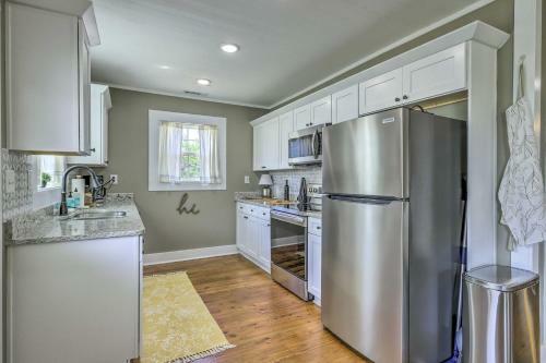 Chic Carrollton Cottage With Updated Interior!