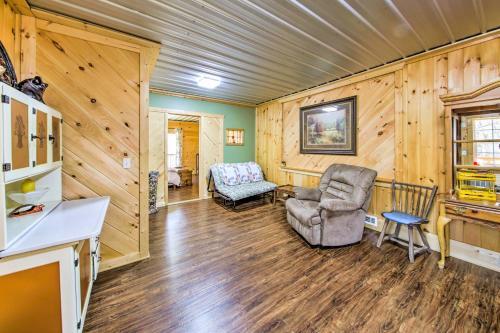 Pet-friendly Ellijay Escape With Yard And Grill!