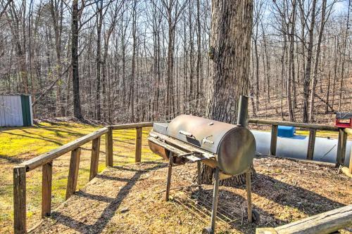 Pet-friendly Ellijay Escape With Yard And Grill!