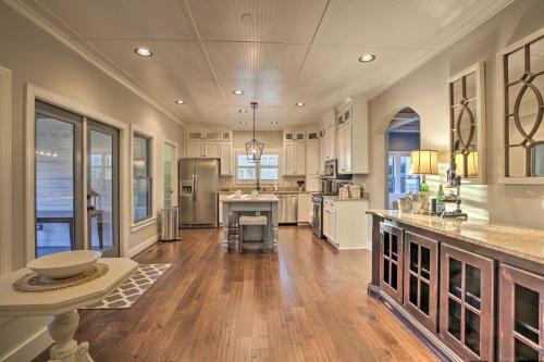 Spacious Lakefront Home With Screened-in Porch!