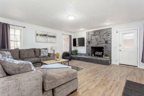 Lakefront Home-2car Garage-tvs-luxury Master Suite