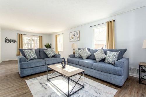 Lakefront Home-2car Garage-tvs-luxury Master Suite