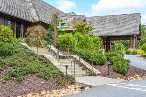 Plummer Lodge In Big Canoe With Lake Access!