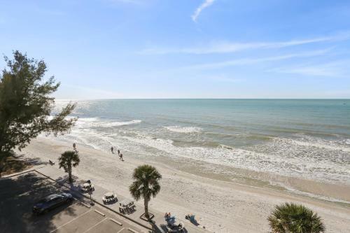 Sunset Chateau 511 Beachfront Condo, Amazing Updates, Pool, Bbq