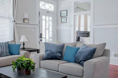Ole Arbor Historic Home-centrally Located-rosehill