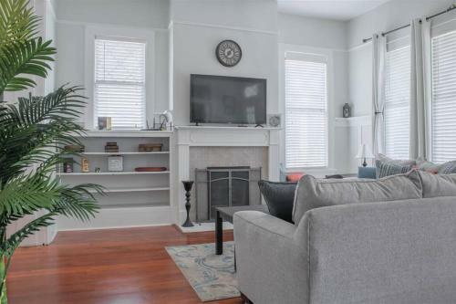 Ole Arbor Historic Home-centrally Located-rosehill