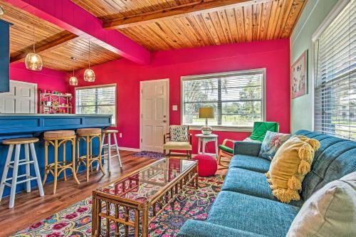 Vibrant Pcb Abode With Patio Walk To The Beach