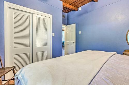 Vibrant Pcb Abode With Patio Walk To The Beach