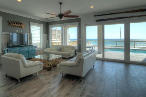Making Waves - Huge Heated Beachfront Pool & Hot Tub! Best In Pcb!