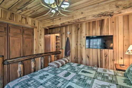 Log Cabin With Deck, Mtn Views And Lake Access!