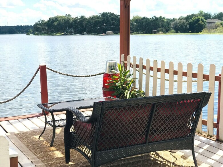 Hostal Lakefront Suites