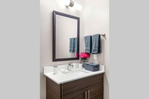 Upscale Downtown Midtown Apartment