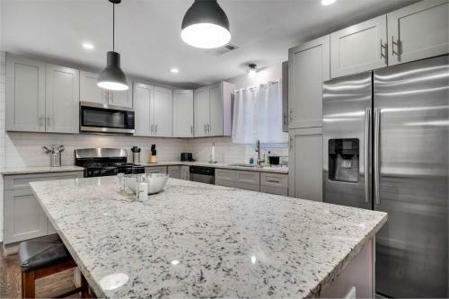 Charming City Cottage W/ Large Kitchen And Parking