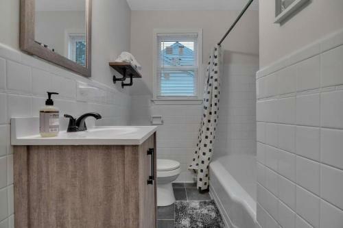 Charming City Cottage W/ Large Kitchen And Parking