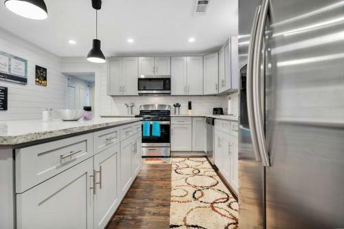 Charming City Cottage W/ Large Kitchen And Parking
