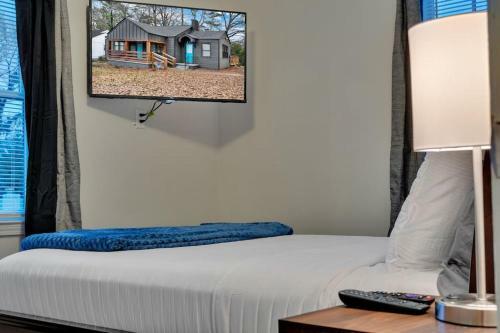 Charming City Cottage W/ Large Kitchen And Parking