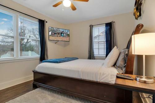 Charming City Cottage W/ Large Kitchen And Parking