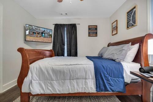 Charming City Cottage W/ Large Kitchen And Parking