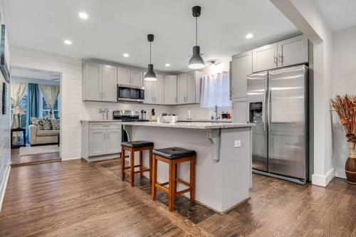Charming City Cottage W/ Large Kitchen And Parking