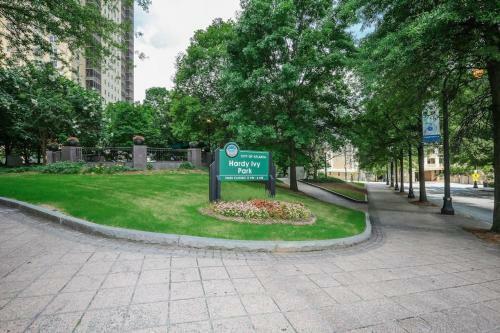 Modern 2 Bed 2 Bath In Downtown Atlanta Sleeps 6