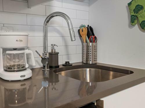 Apartamento Colorful Studio With Queen Bed, City Walkable!