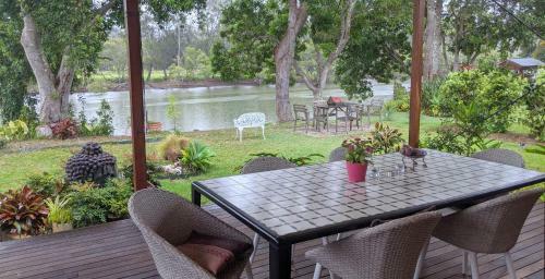 Januce - Delightful River Front House In Urunga