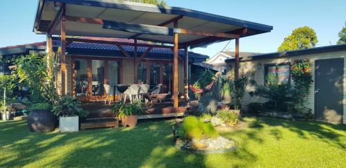 Januce - Delightful River Front House In Urunga