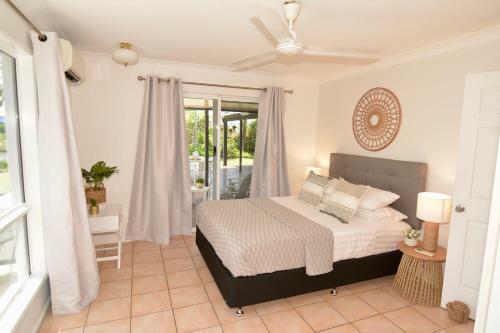 Lakeside Luxury 4 Bedroom Stunner