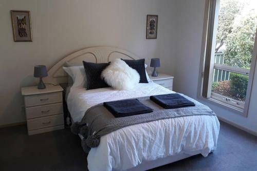 Perfect Location Central Modern Cottage - Free Wifi